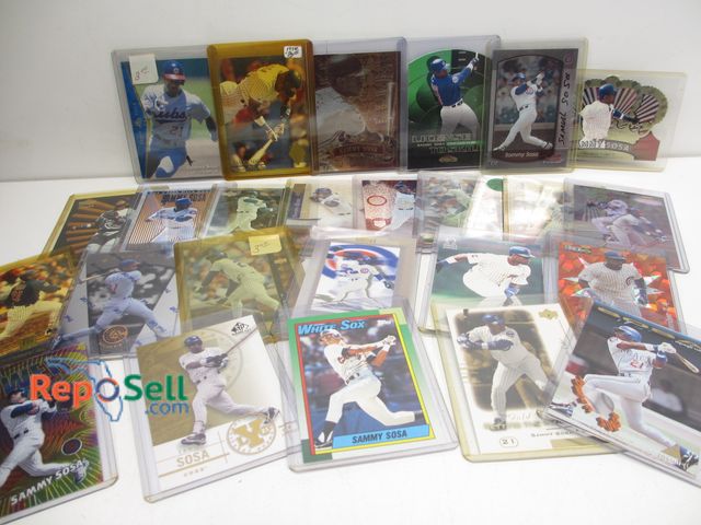Lot 31-6025 - (25) baseball cards in sleeves: Sammy Sosa with White Sox and Cubs
