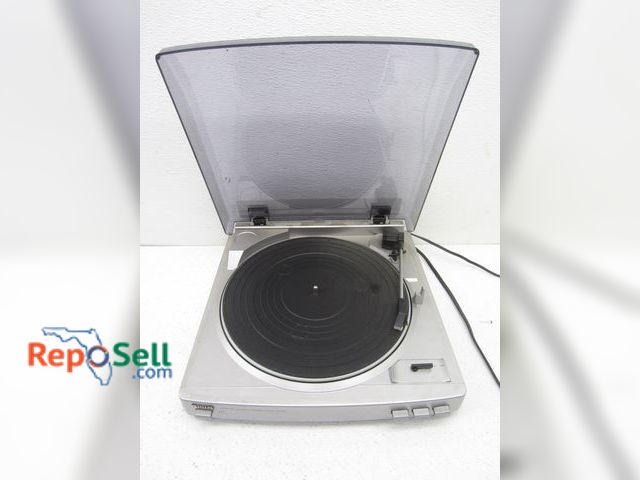 Lot 31-9333 - Aiwa Turn Table - Powers On