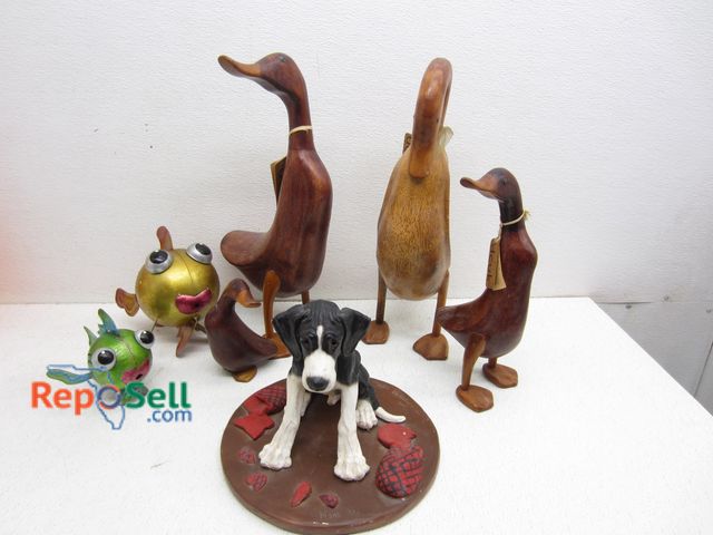 Lot 31-6177 - Estate Decor: (4) Wood Ducks, (2) Metal Fish And Ceramic Dog With Tote