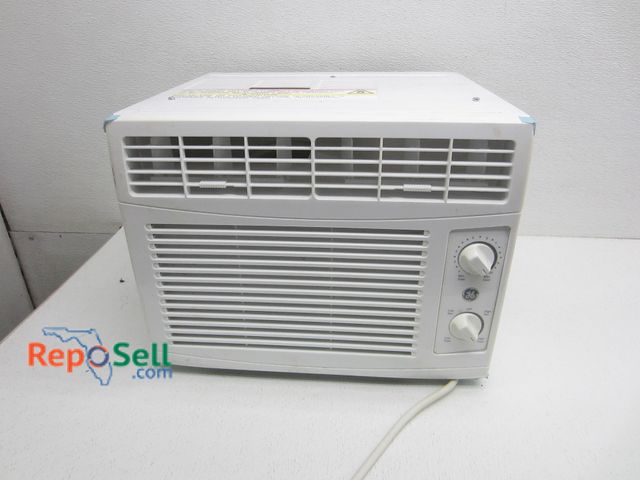 Lot 31-2506 - GE Window AC Unit 5000BTU - Power On, Cools