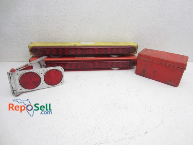 Lot 31-9494 - Trailer parts: (2) tow lights and (3) reflect-o-flares