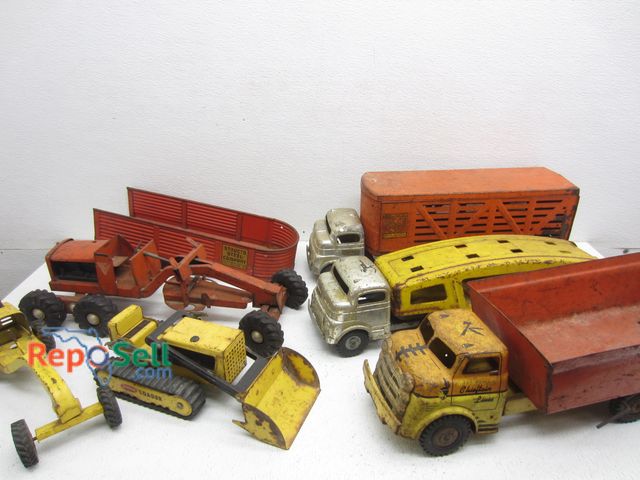 Lot 31-8188 - Vintage Metal Toys: Chieftain Lines Dump Truck, Tonka Dozer, etc.
