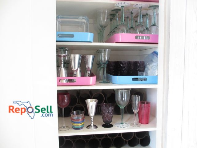 Lot 31-1162 - Large Lot Of Glassware, Plastic, Carry Trays etc - Bring Totes