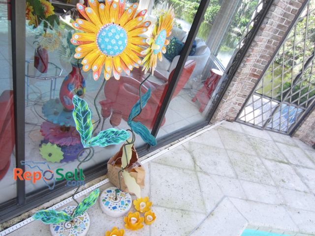 Lot 31-1402 - (2) Metal Flower Decor on Stands, Bag of Yellow Floating Pool Candle Holders