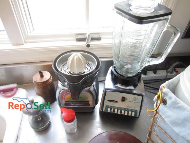 Lot 31-9179 - An Osterizer blender with solid-state controls (powers on), an SCM Proctor-Silex automatic juicer(no...