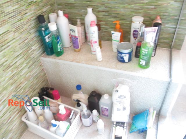 Lot 31-1476 - Large Lot Of Used Bathroom Supplies