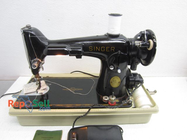 Lot 31-6189 - Vintage Singer Sewing Machine - Power On, Needle Not Moving