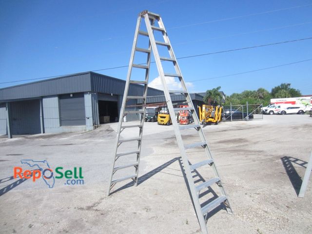 Lot 31-1006 - 12' Aluminum A-frame ladder