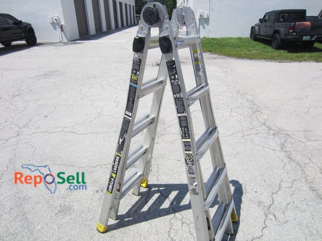 Lot 31-3331 - Gorilla 18' Extendable Ladder