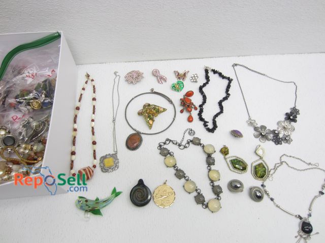 Lot 31-1085 - Jewelry Lot: Mixture of Vintage, Gemstones, Some Newer, Brooches, Rings, etc.