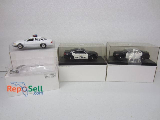 Lot 31-1222 - (5) Assorted die-cast police cars, (2) are in hard cases