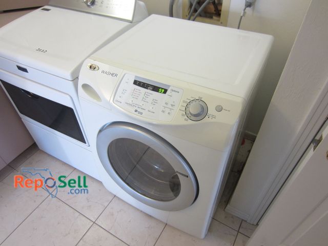 Lot 31-2113 - Maytag Clothes Washer (powers on) Model MAH8700AWW