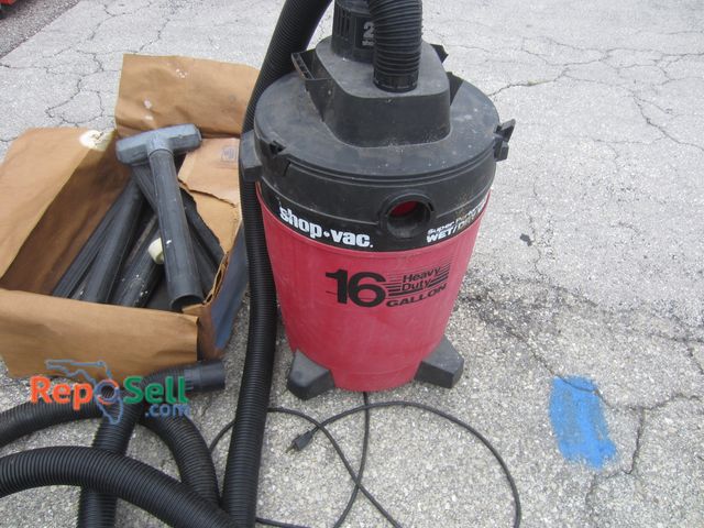 Lot 31-5516 - 16 Gal Wet/Dry Shop Vac with Accessories #860 - Powers On - Missing 2 Wheels