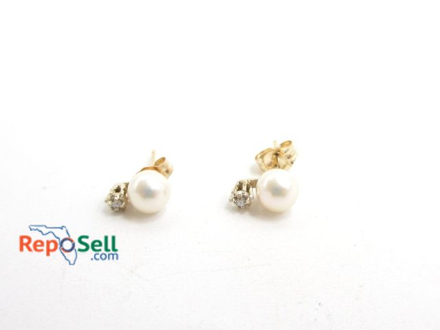 Lot 31-7024 - 14K Yellow Gold Pearl Diamond Stud Earrings - 1.2 g total