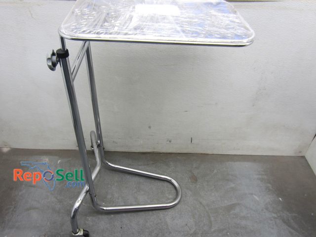 Lot 31-9206 - Mayo stand with miscellaneous surgical instruments, 100 pieces