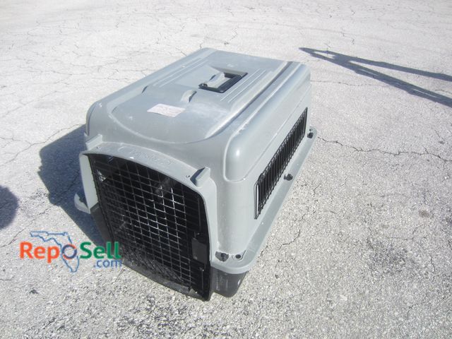 Lot 31-7053 - Petmate Plastic Pet Kennel, 28x20x21"