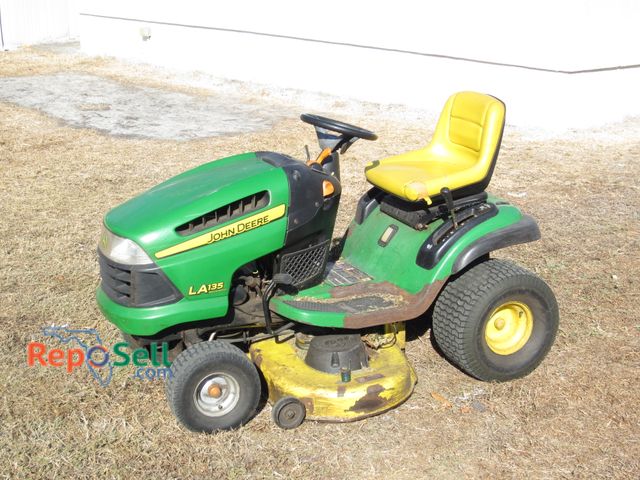 Lot 31-2582 - John Deere 42" Riding Lawn Mower (Started Ran, Blades Engage) 22HP Briggs Stratton Motor