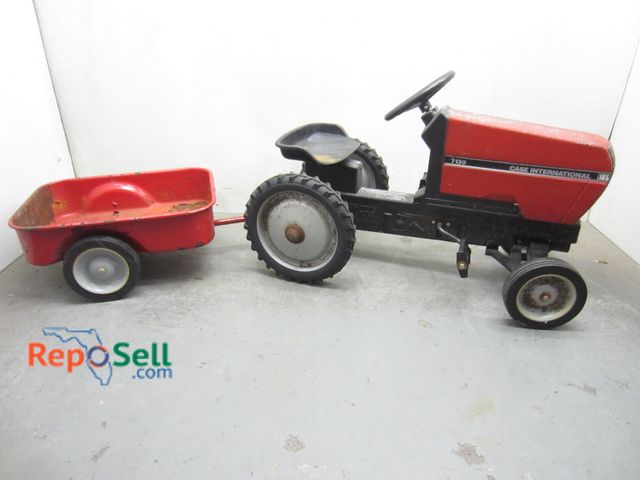 Lot 31-1088 - Case International Tractor and Wagon 7130
