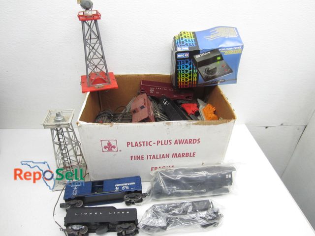 Lot 31-9319 - Vintage Lionel Train Set: Cars, Engines, Lots Of Tracks etc