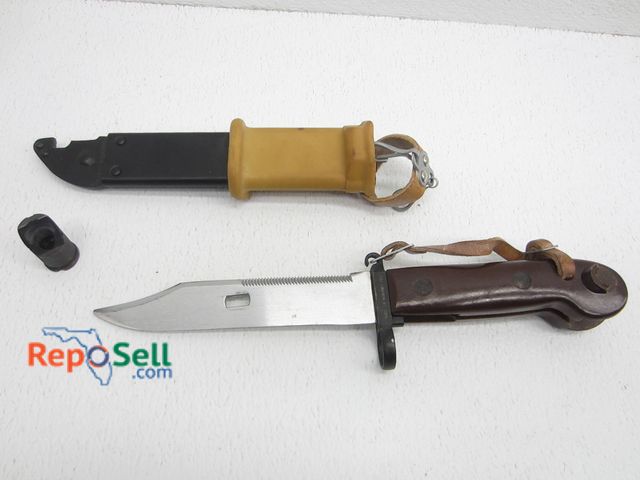 Lot 31-2158 - AK Bayonet Made In Hungary And Flash Hider