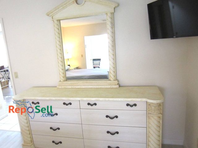 Lot 31-8615 - Vintage Faux Marble Dresser (Heavy) With 8 Drawers And Architectural Mirror Frame - Bring Labor