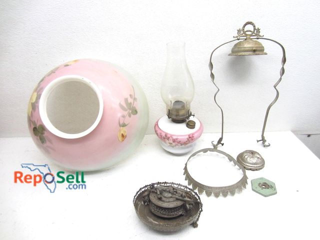 Lot 31-6079 - Kerosene "Gone with the Wind" Lamp
