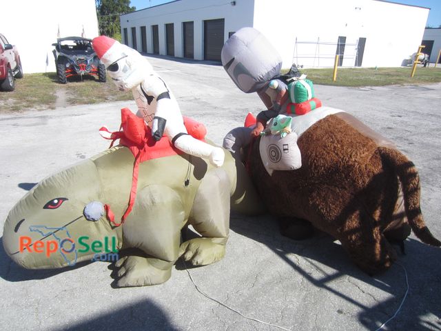 Lot 31-9225 - X-Large Star Wars Christmas Inflatables