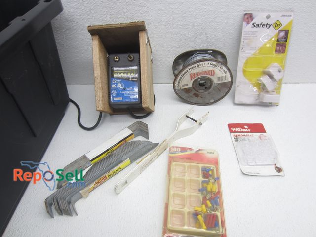 Lot 31-4548 - Electric Fence Acces With Tote - Power On