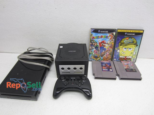 Lot 31-8108 - Nintendo Game Cube w/(2) Games,  (2) Vintage Nintendo Games,  Wii #WUP/101 32GB Consolle w/ Controll...