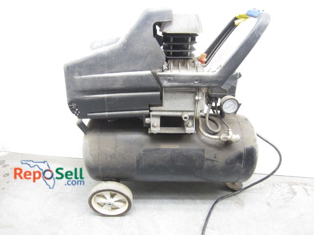 Lot 31-1086 - Air Compressor powers on - connector to hose needs repair.