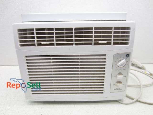 Lot 31-6397 - GE Window A/C #AH505LXQ1 16.5"x15"x12.5" - Power On And Cools