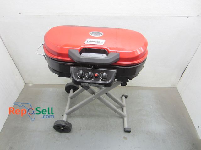 Lot 31-2484 - Coleman Portable Grill With Cover And (4) Small Propane Tanks (7lb 14oz)