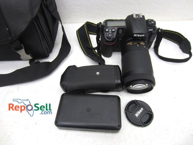 Lot 31-9240 - Nikon Digital Camera D300/3052855 With (3) Batteries, Bag, Lens, Lifemoi etc - Power On