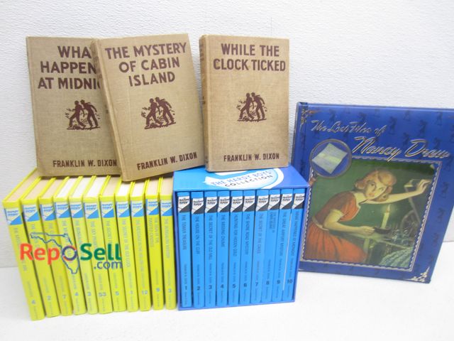 Lot 31-9339 - Lot of Nancy Drew/Hardy Boys Books