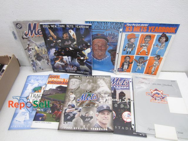 Lot 31-5207 - Assorted NY Mets Programs, Yearbooks, etc. - Various Years