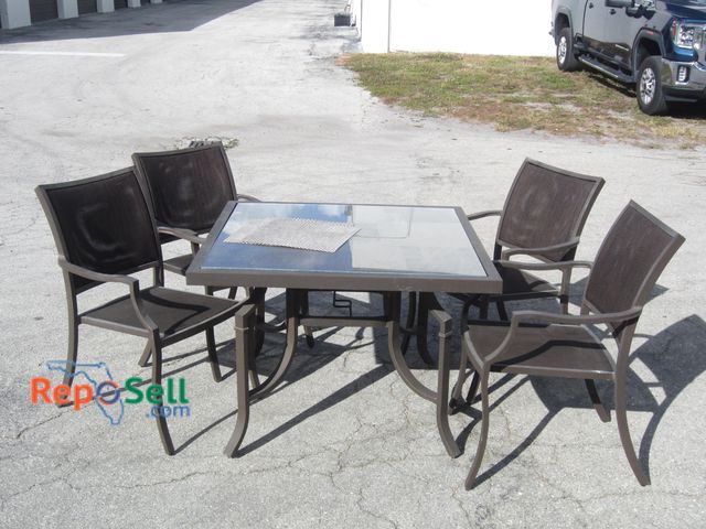 Lot 31-9526 - Metal Patio Table With Plexi-Glass Top And (4) Matching Chairs - 39.5"x28"x39.5"