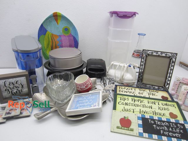Lot 31-8531 - Estate Lot: Mixer, Sandwich Maker, Decor, Water Purifier etc - Power On