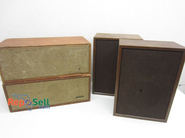 Lot 31-7436 - (4) Speakers: 2 - Realistic Solo-4C
