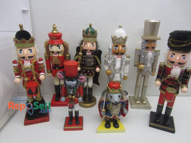 Lot 31-9081 - (14) Nutcracker Collection With Tote