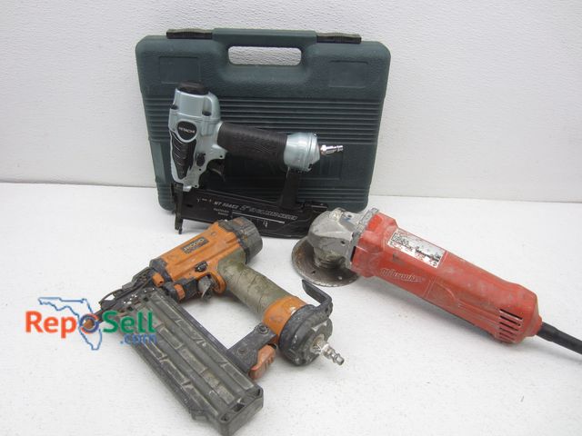 Lot 31-6282 - Hitachi 2" Brad Nailer #NT 50aE2, Rigid Brad Nailer #R213BNE And Milwaukee Angle Grinder (Power On)