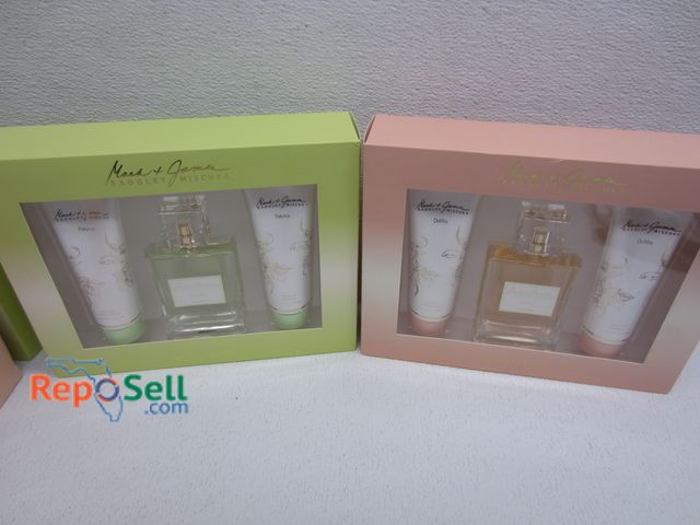 Lot 31-6390 - (5) Sets of New Badgley &amp; Mischka Beauty Kits (Perfume, Shower Gel, Lotion): (3) Dahlia, (2) Pet...