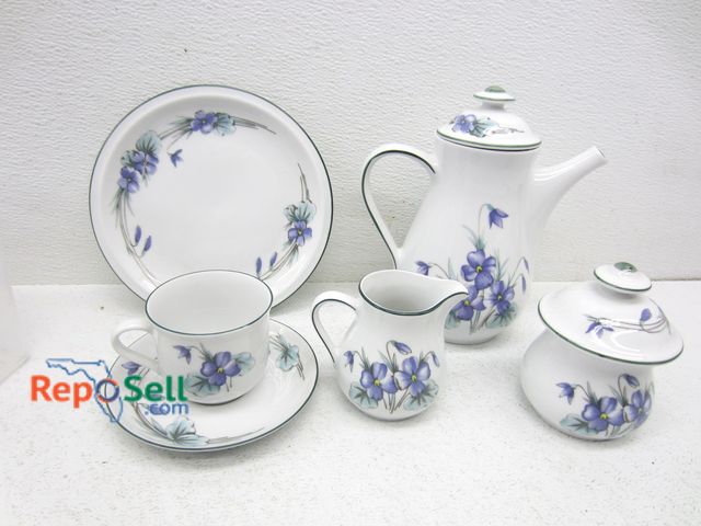 Lot 31-3484 - (17) Piece Winterling Bavaria Tea Set: Cups, Plates, Tea Pot, Cream, sugar