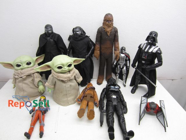 Lot 31-5190 - Star Wars Action Figures - Bring Tote