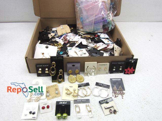 Lot 31-9292 - Lot of Earrings on Cards: Monet, Lopez, Nine West, Anne Klein, eetc.