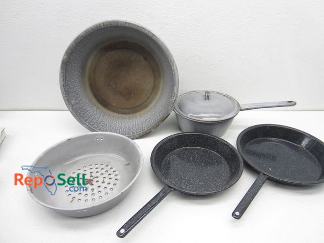 Lot 31-9048 - Vintage Enamel &amp; Granite Wear Pans/Pots/Basin