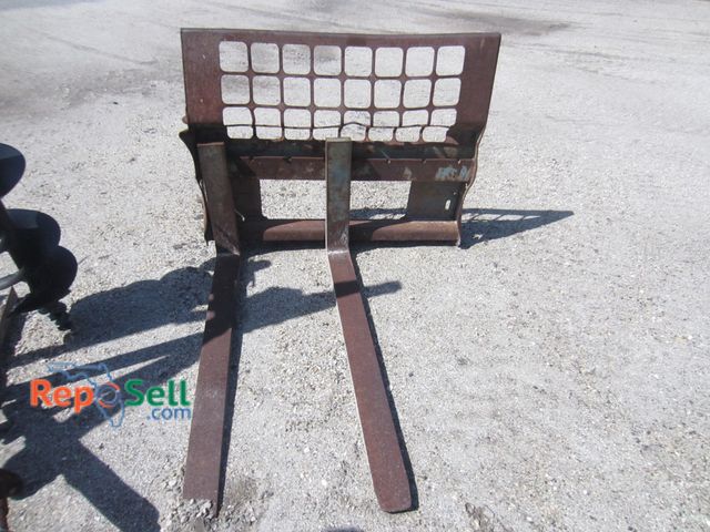 Lot 31-1019 - Forklift pallet quick attachment, 46 in wide by 47 in forks