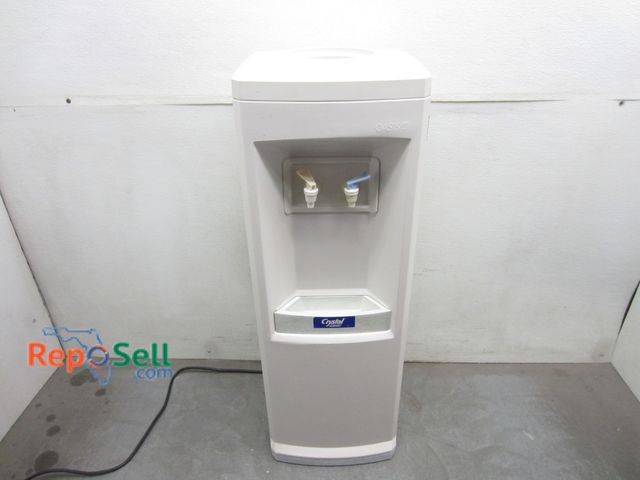 Lot 31-1187 - Crystal Water Cooler by Oasis powers on.