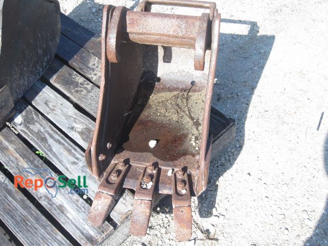 Lot 31-1003 - 12" Bobcat Bucket quick attachment with teeth