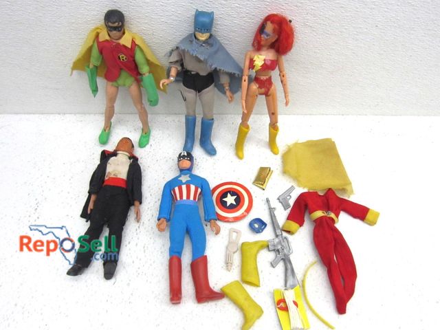 Lot 31-9517 - 1972 &amp; 1973 (5) Vintage Mego Figures and Accessories: Batman, Robin, etc.