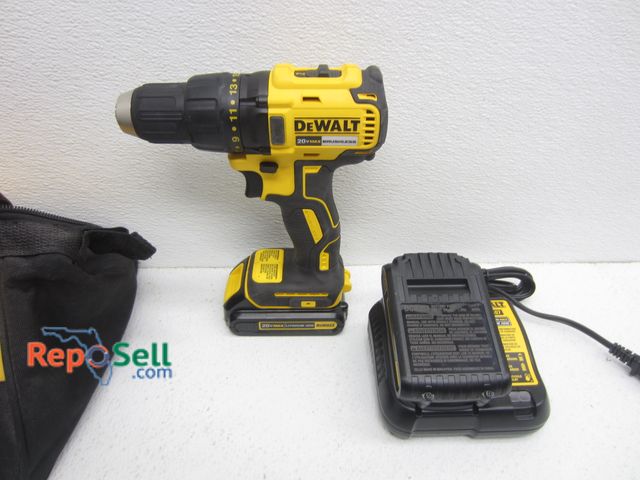 Lot 31-1373 - Dewalt 20V Drill with (2) Batteries &amp; Charger, Bag - Powers On
